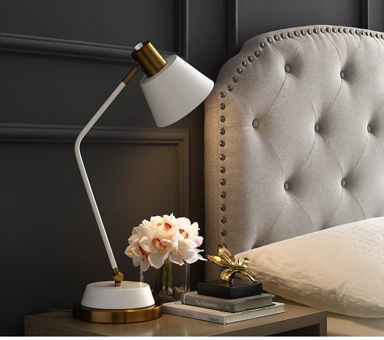 Luminária de Mesa Ferro Nórdica Flexível LED – Proteção Ocular para Leitura