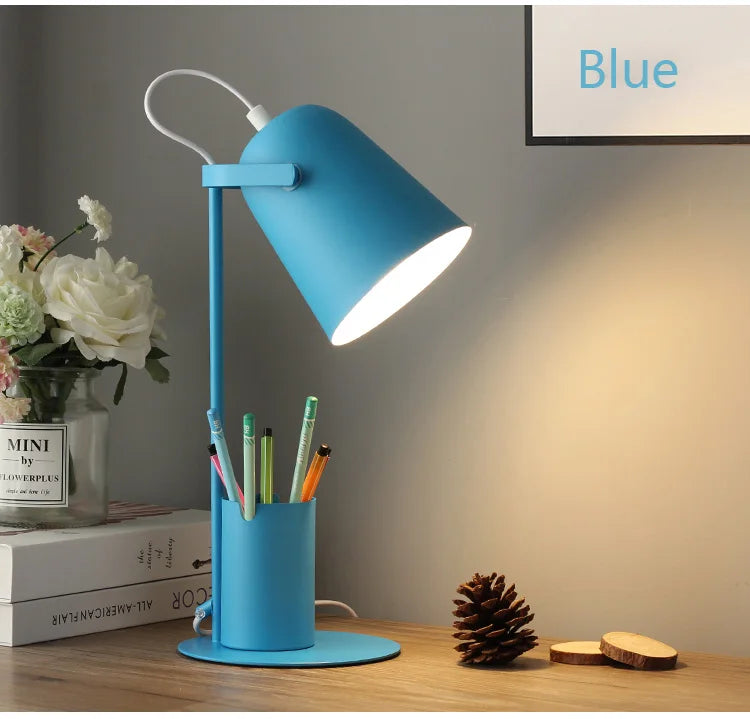 Luminária de Mesa LED com Porta-Caneta e Proteção Ocular – Design Nórdico