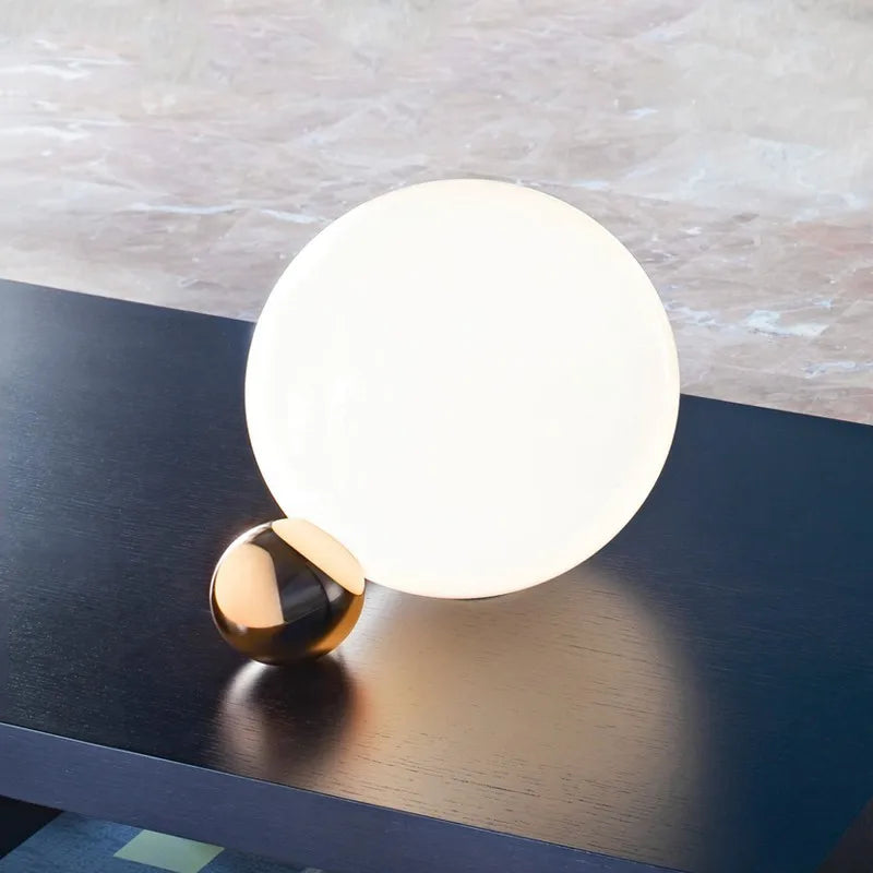 Luminária de Mesa Bola de Vidro Branca com Dourado Nórdica E27
