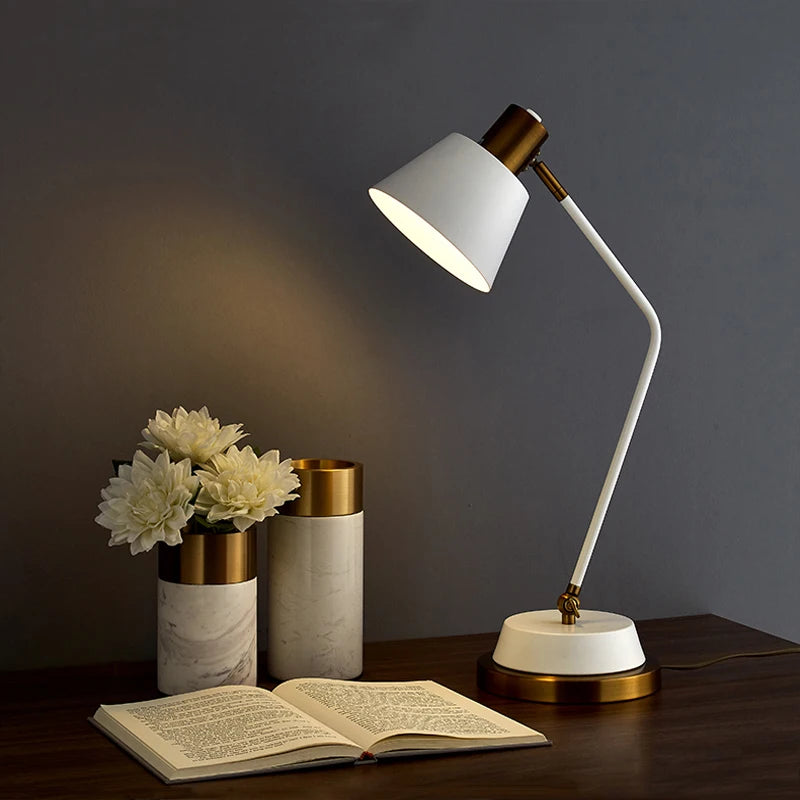 Luminária de Mesa Ferro Nórdica Flexível LED – Proteção Ocular para Leitura