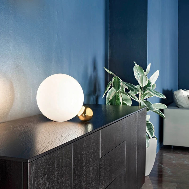 Luminária de Mesa Bola de Vidro Branca com Dourado Nórdica E27