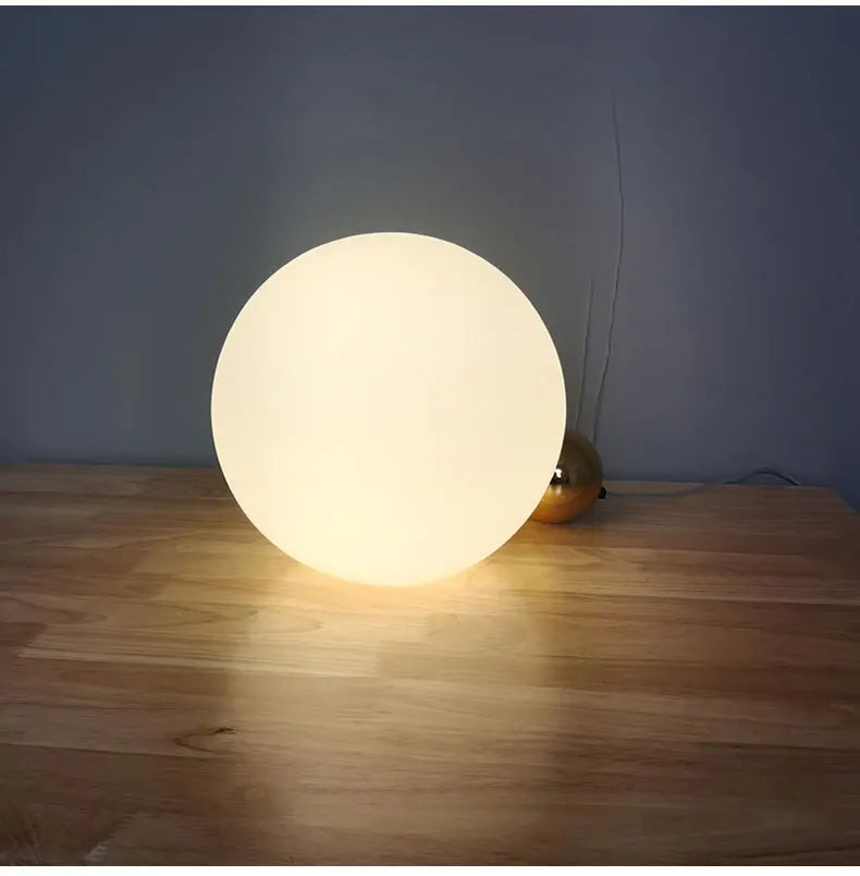 Luminária de Mesa Bola de Vidro Branca com Dourado Nórdica E27