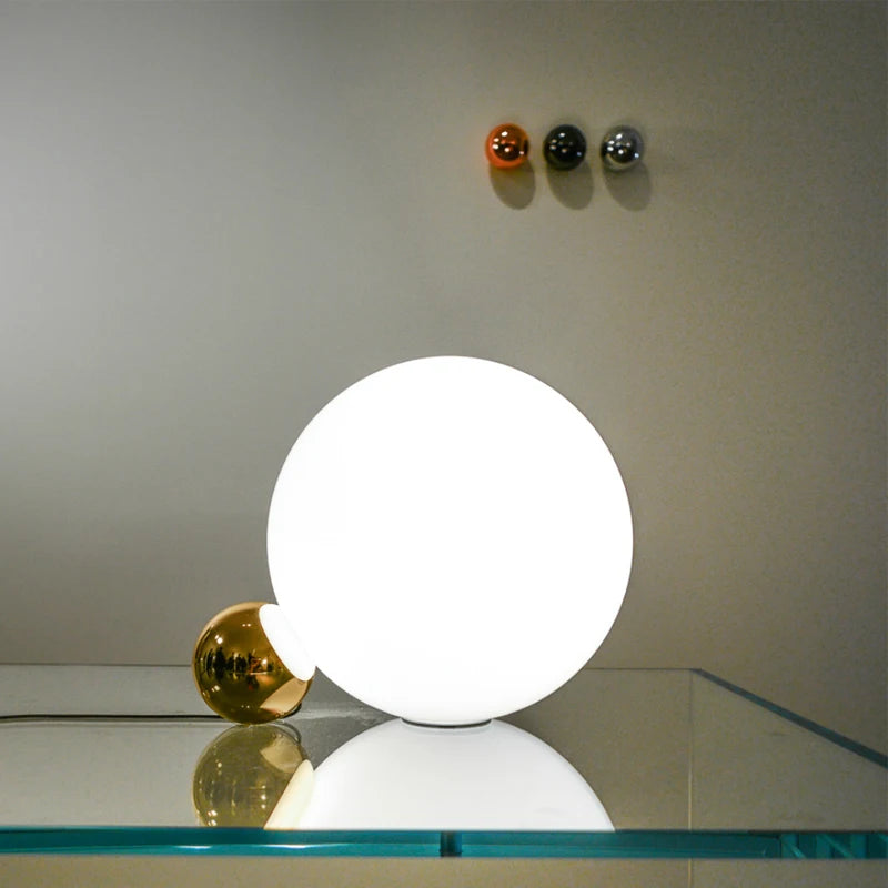 Luminária de Mesa Bola de Vidro Branca com Dourado Nórdica E27
