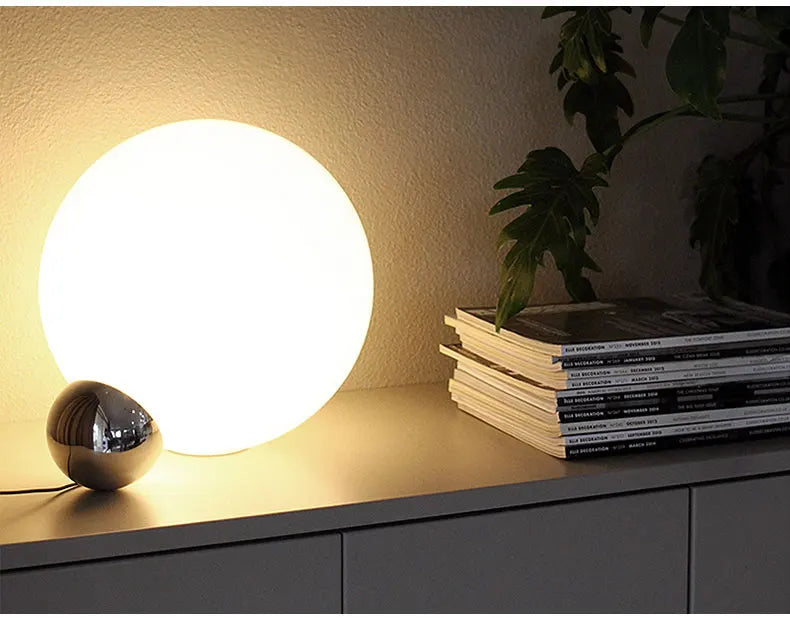 Luminária de Mesa Bola de Vidro Branca com Dourado Nórdica E27