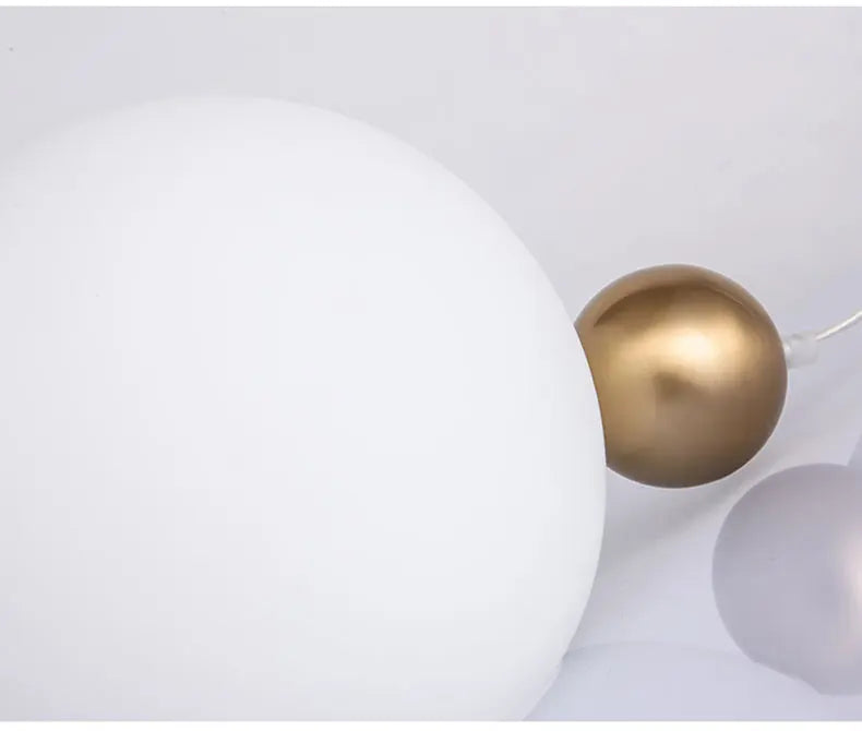 Luminária de Mesa Bola de Vidro Branca com Dourado Nórdica E27