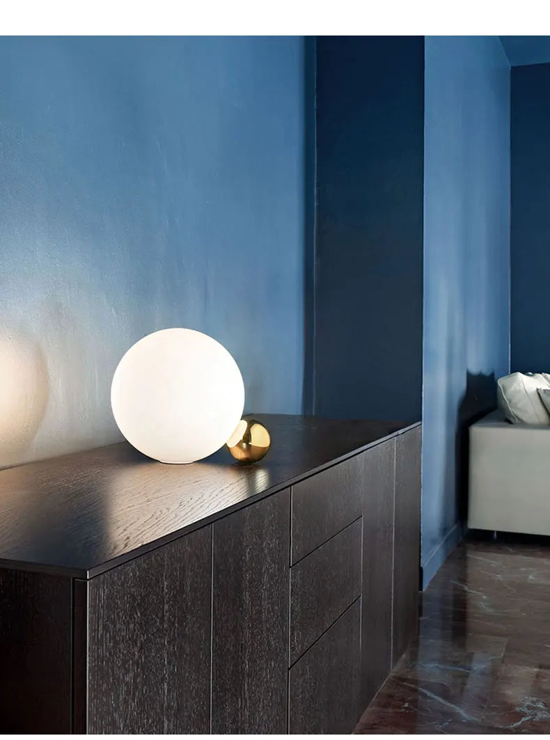 Luminária de Mesa Bola de Vidro Branca com Dourado Nórdica E27