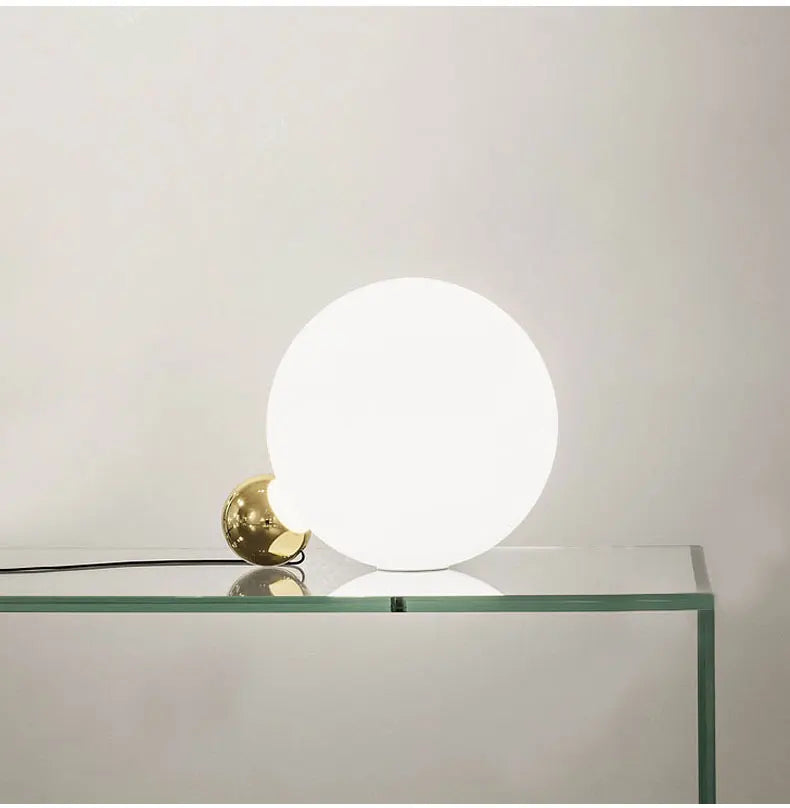 Luminária de Mesa Bola de Vidro Branca com Dourado Nórdica E27
