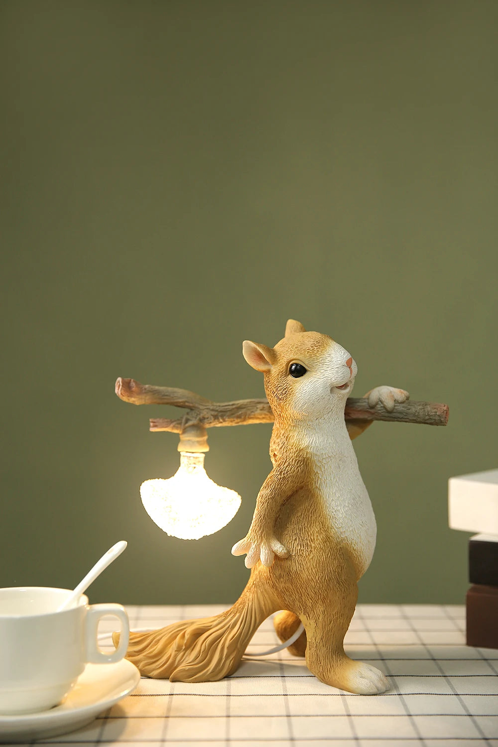 Mini Luminária de Mesa Esquilo Resina LED – Luz Noturna para Quarto e Infantil