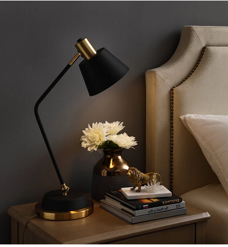 Luminária de Mesa Ferro Nórdica Flexível LED – Proteção Ocular para Leitura