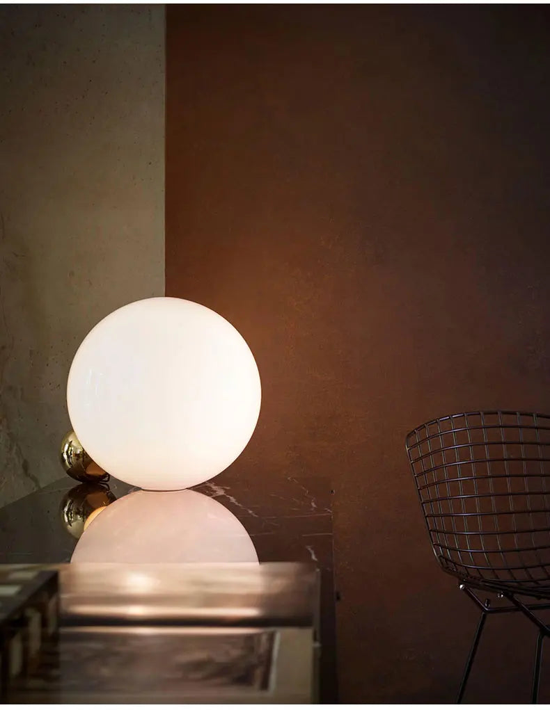 Luminária de Mesa Bola de Vidro Branca com Dourado Nórdica E27
