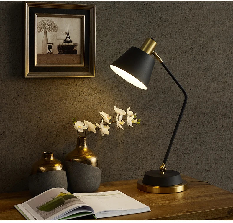 Luminária de Mesa Ferro Nórdica Flexível LED – Proteção Ocular para Leitura