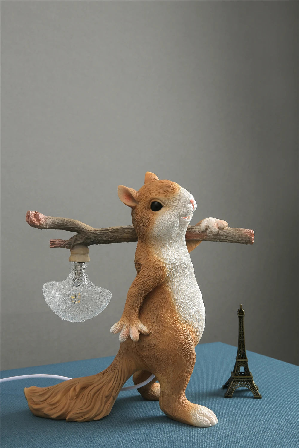 Mini Luminária de Mesa Esquilo Resina LED – Luz Noturna para Quarto e Infantil