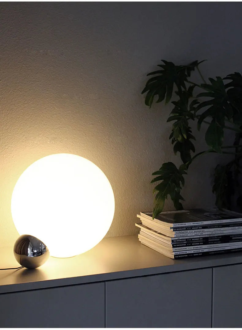 Luminária de Mesa Bola de Vidro Branca com Dourado Nórdica E27