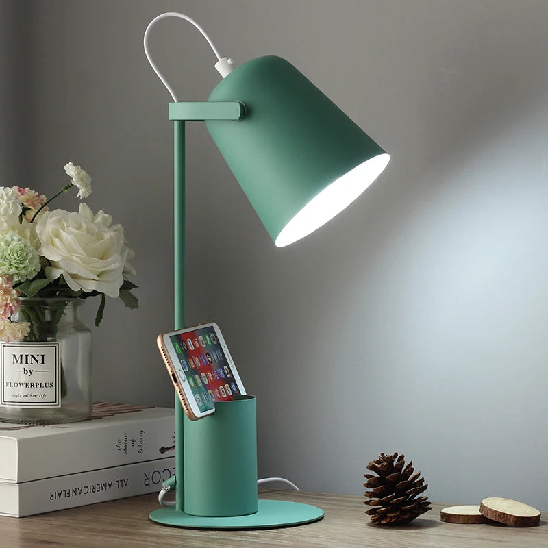 Luminária de Mesa LED com Porta-Caneta e Proteção Ocular – Design Nórdico
