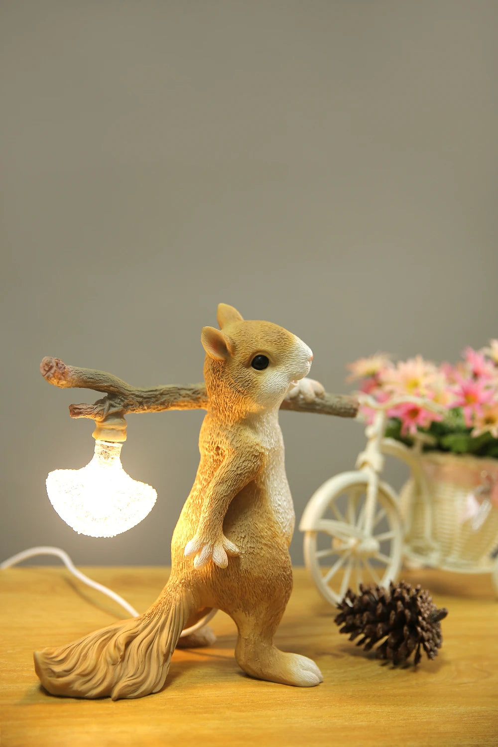 Mini Luminária de Mesa Esquilo Resina LED – Luz Noturna para Quarto e Infantil