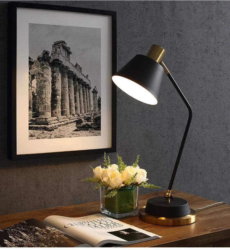 Luminária de Mesa Ferro Nórdica Flexível LED – Proteção Ocular para Leitura