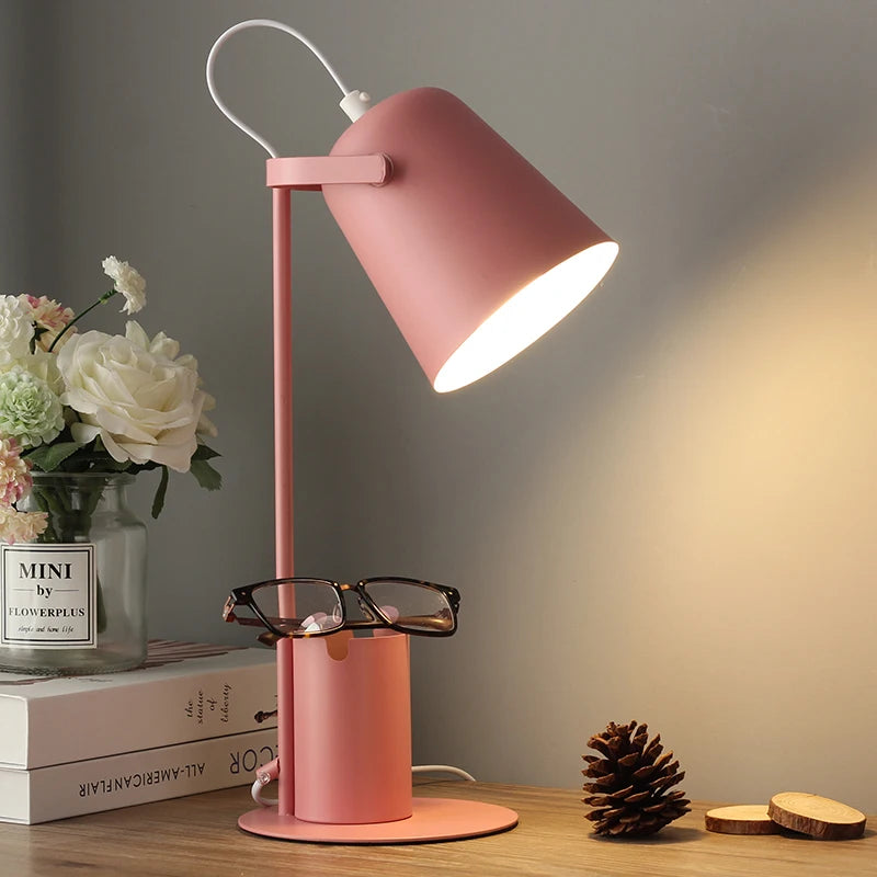Luminária de Mesa LED com Porta-Caneta e Proteção Ocular – Design Nórdico