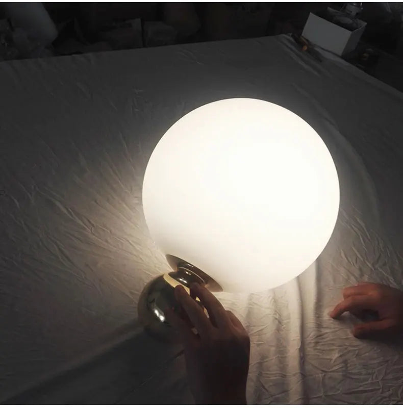 Luminária de Mesa Bola de Vidro Branca com Dourado Nórdica E27