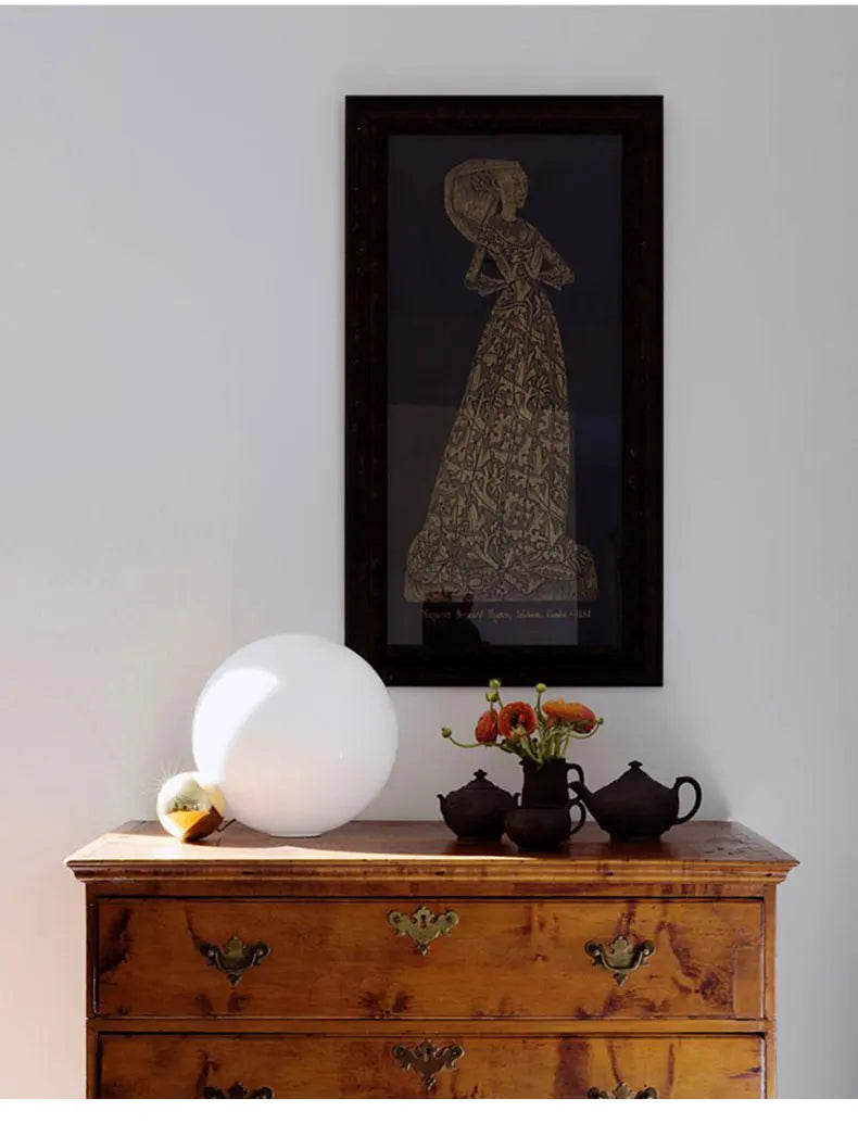 Luminária de Mesa Bola de Vidro Branca com Dourado Nórdica E27