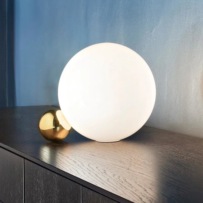 Luminária de Mesa Bola de Vidro Branca com Dourado Nórdica E27