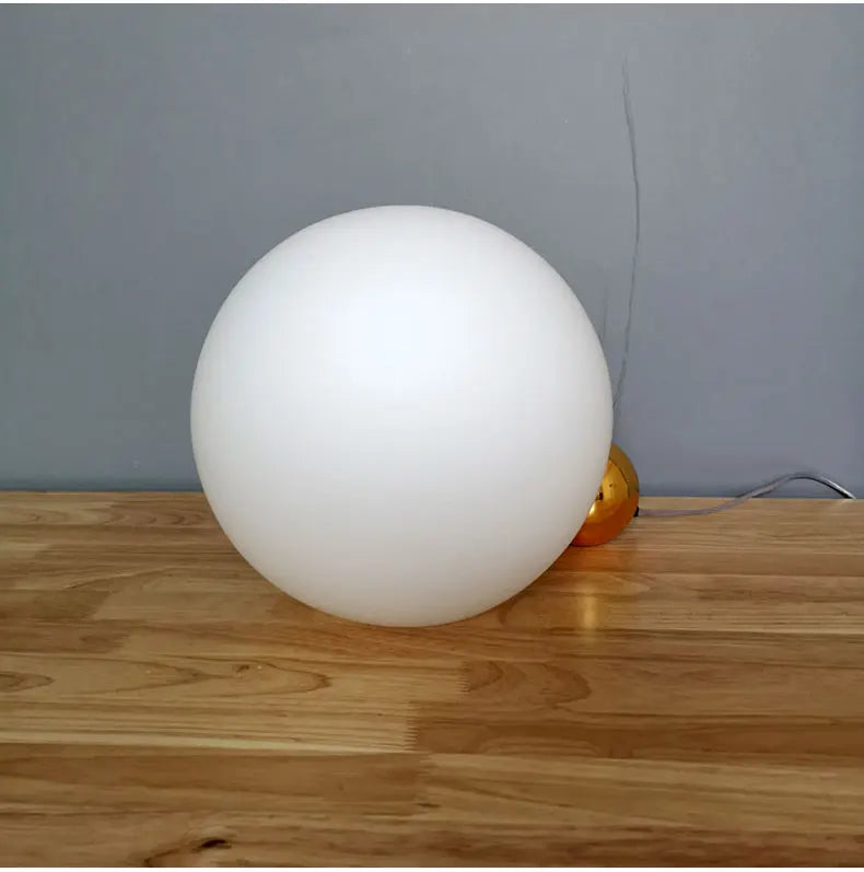 Luminária de Mesa Bola de Vidro Branca com Dourado Nórdica E27