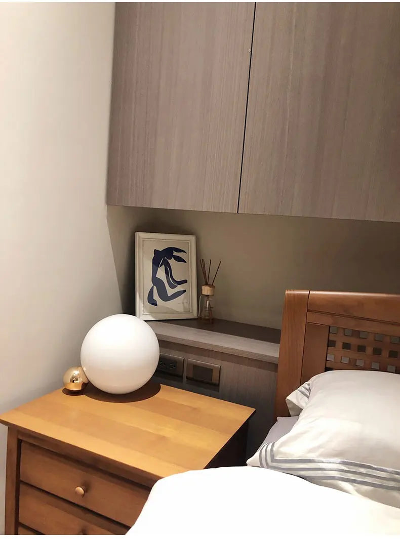 Luminária de Mesa Bola de Vidro Branca com Dourado Nórdica E27