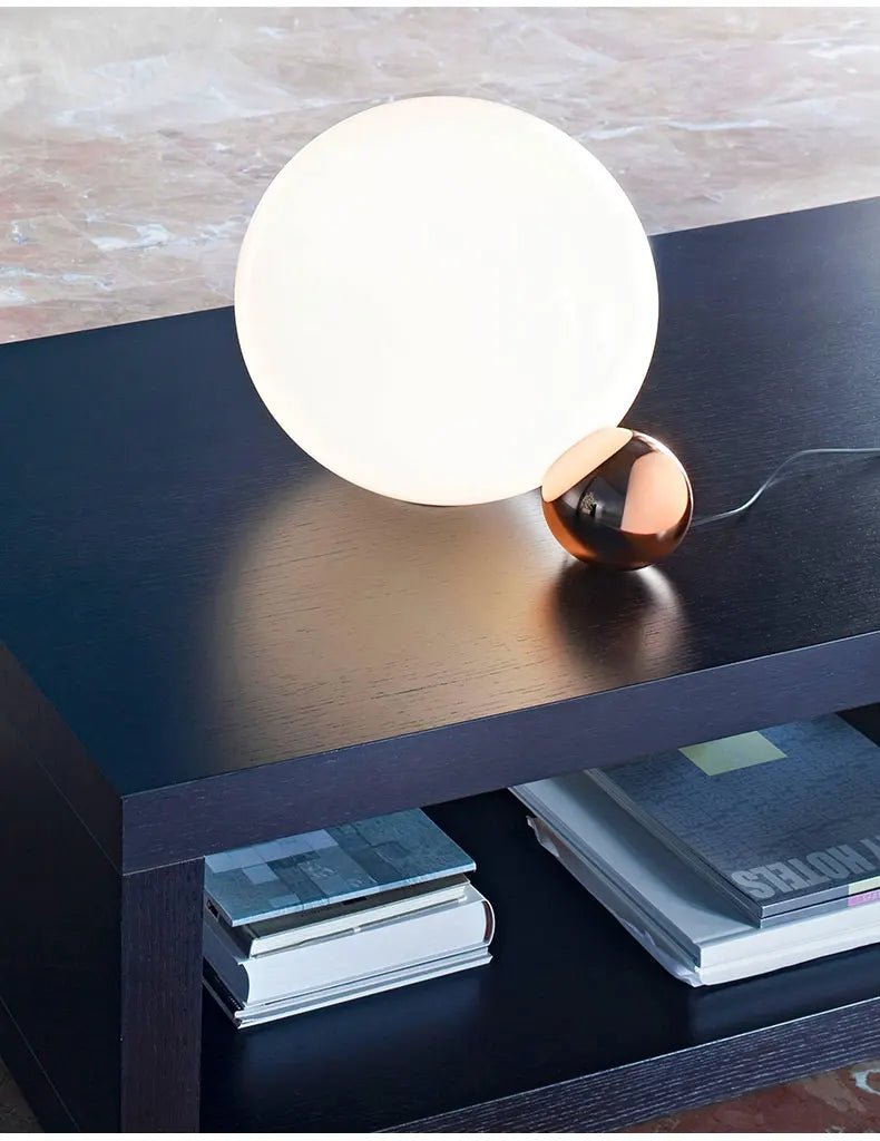 Luminária de Mesa Bola de Vidro Branca com Dourado Nórdica E27