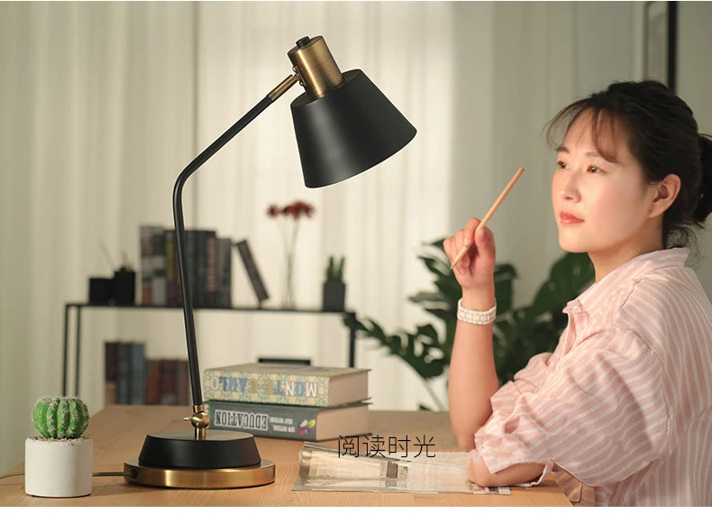 Luminária de Mesa Ferro Nórdica Flexível LED – Proteção Ocular para Leitura
