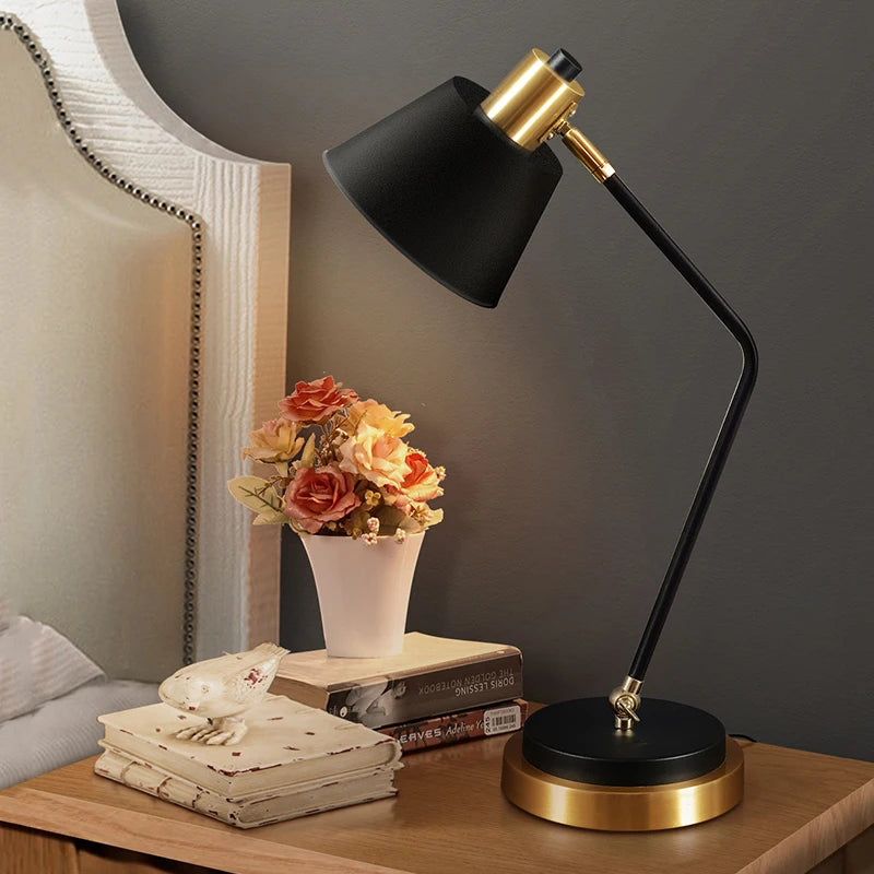 Luminária de Mesa Ferro Nórdica Flexível LED – Proteção Ocular para Leitura