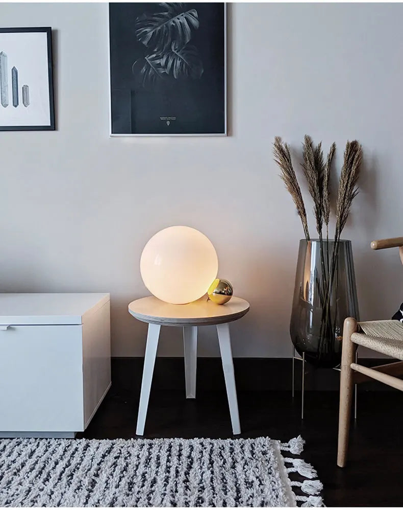 Luminária de Mesa Bola de Vidro Branca com Dourado Nórdica E27