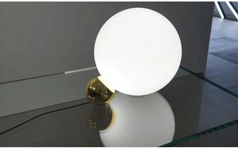 Luminária de Mesa Bola de Vidro Branca com Dourado Nórdica E27