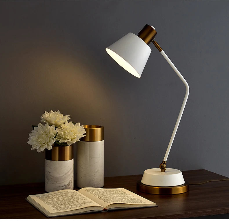 Luminária de Mesa Ferro Nórdica Flexível LED – Proteção Ocular para Leitura
