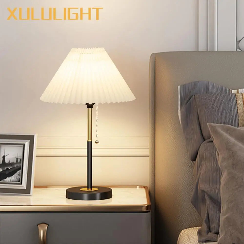 Abajur Metal Desk Lamp Light Luxo Estilo Vertical Bedside Decoration Black Table Lamp Pleated Fabric Lampshade Gold Lighting Fixture
