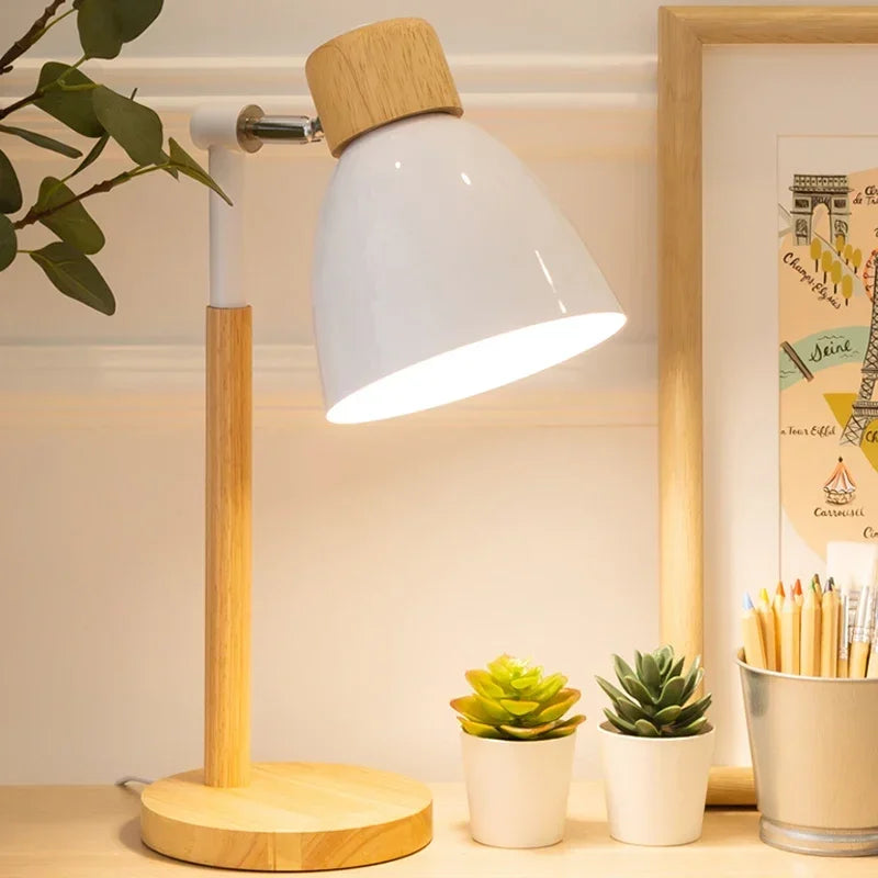 Luminária de Mesa Madeira Nórdica LED Giratória – Leitura e Decoração
