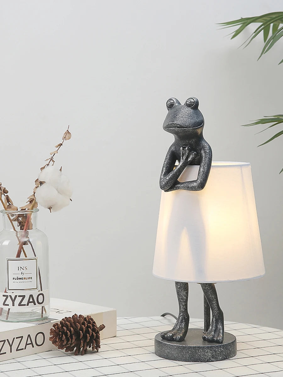 Luminária de Mesa Sapo LED Resina Retrô – Decorativa para Sala e Presente