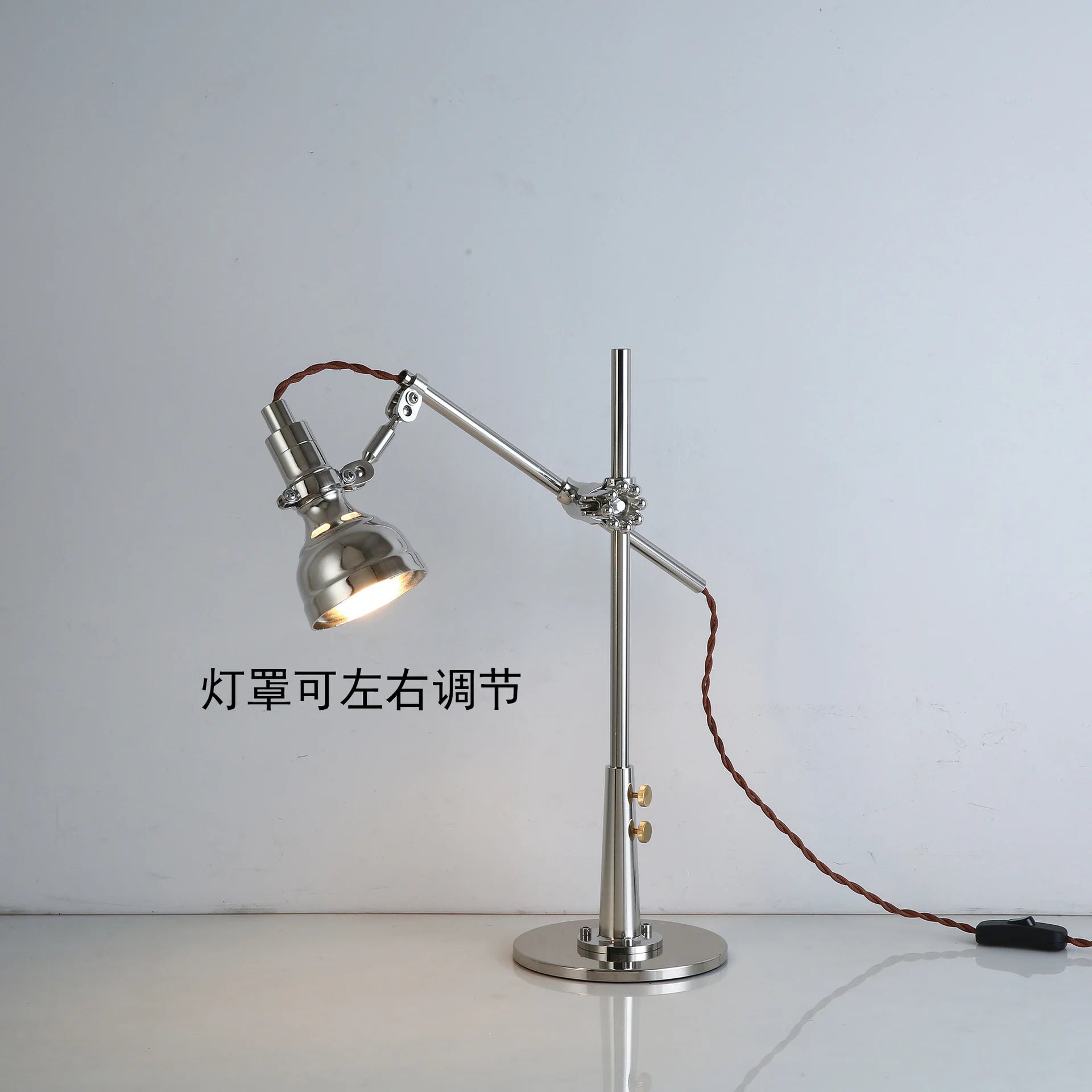 Luminária de Mesa Industrial com Braço Articulado e Presilha – LED Retrô