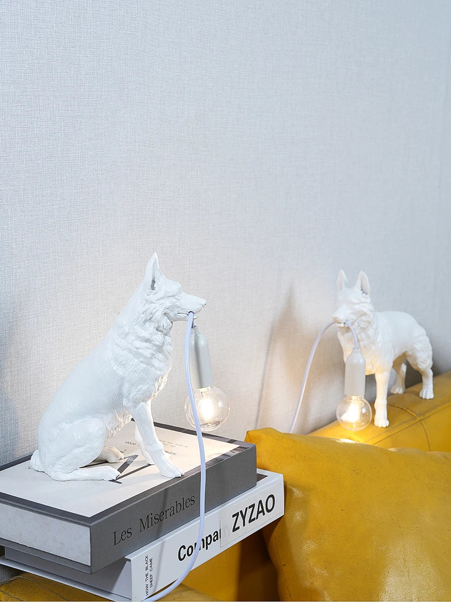 Luminária de Mesa Pastor Alemão Resina USB – Quarto Infantil e Decoração