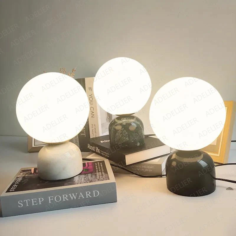 Luminária de Mesa Mármore com Bola de Vidro – Decoração para Sala e Quarto