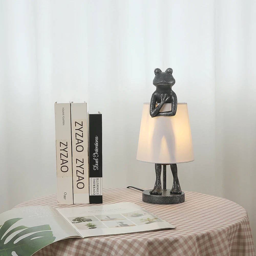 Luminária de Mesa Sapo LED Resina Retrô – Decorativa para Sala e Presente