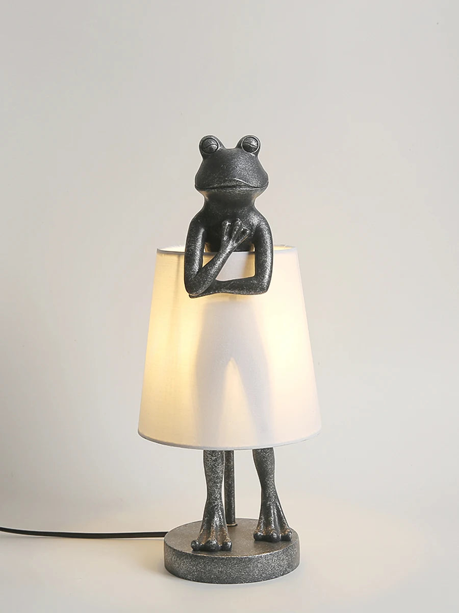 Luminária de Mesa Sapo LED Resina Retrô – Decorativa para Sala e Presente
