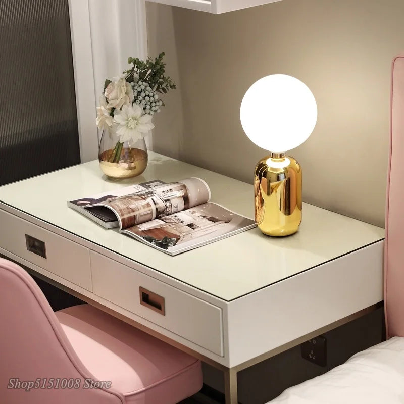 Luminária de Mesa LED Nórdica Vidro Fosco Metal – Quarto e Sala