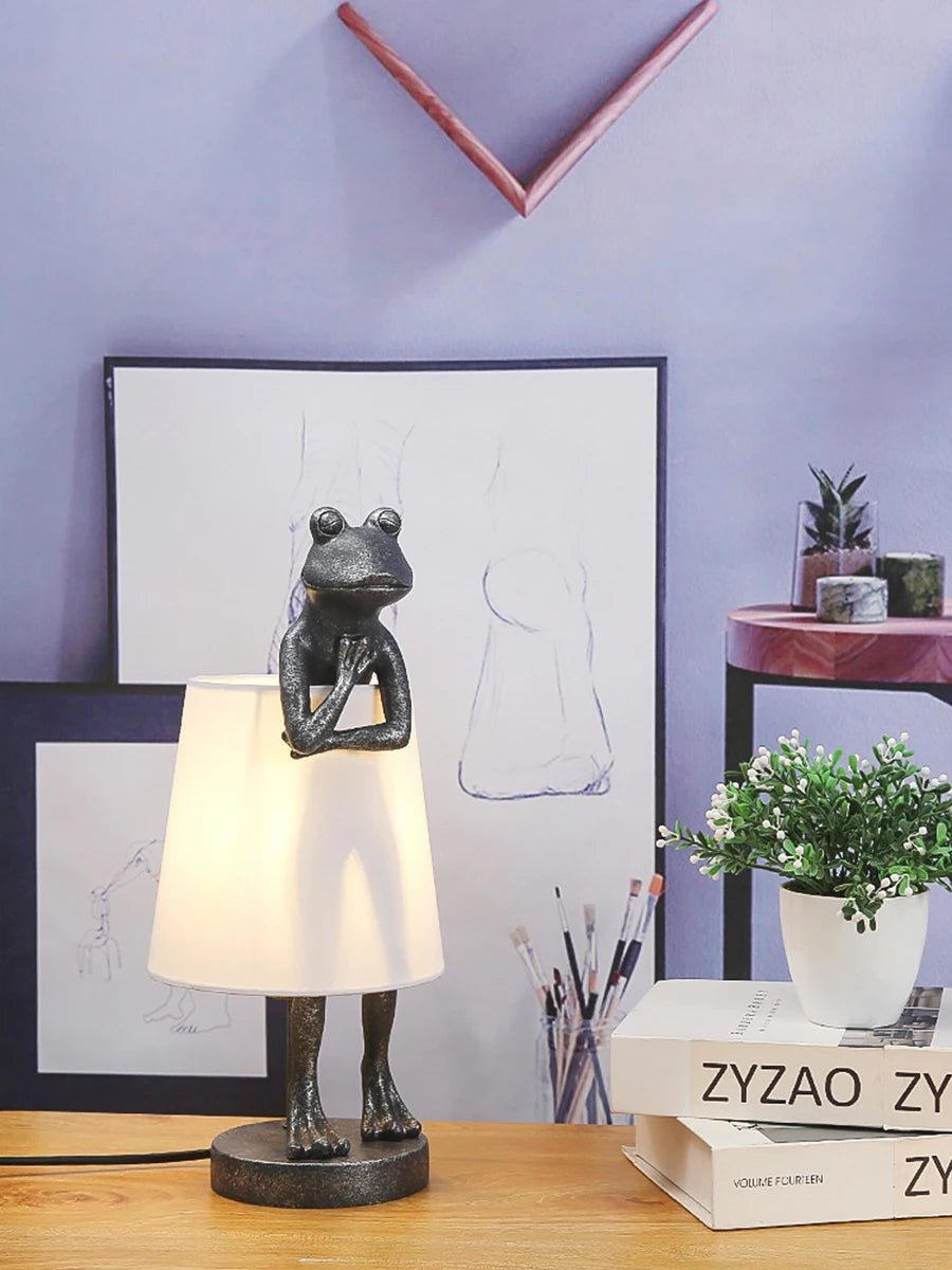 Luminária de Mesa Sapo LED Resina Retrô – Decorativa para Sala e Presente