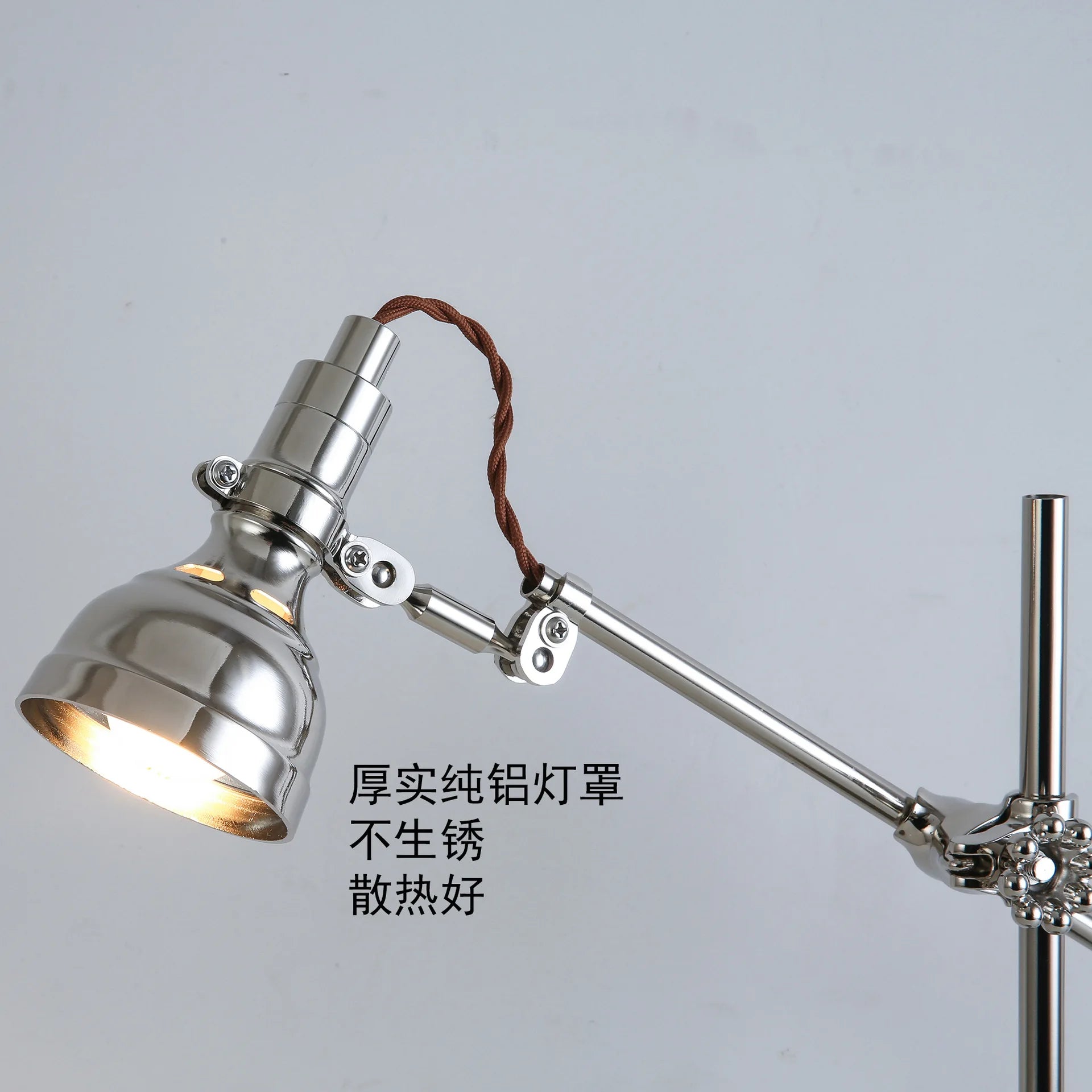 Luminária de Mesa Industrial com Braço Articulado e Presilha – LED Retrô