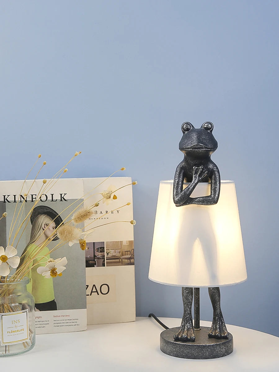 Luminária de Mesa Sapo LED Resina Retrô – Decorativa para Sala e Presente