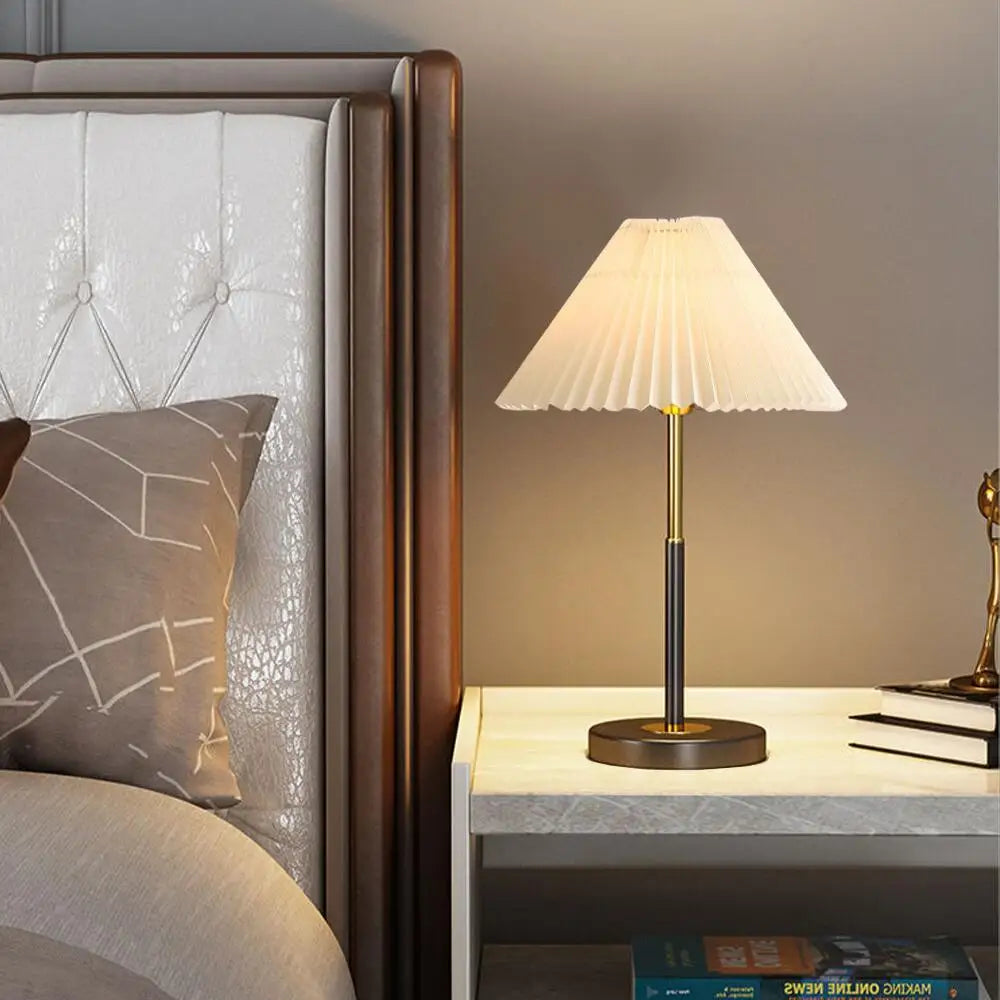 Abajur Metal Desk Lamp Light Luxo Estilo Vertical Bedside Decoration Black Table Lamp Pleated Fabric Lampshade Gold Lighting Fixture