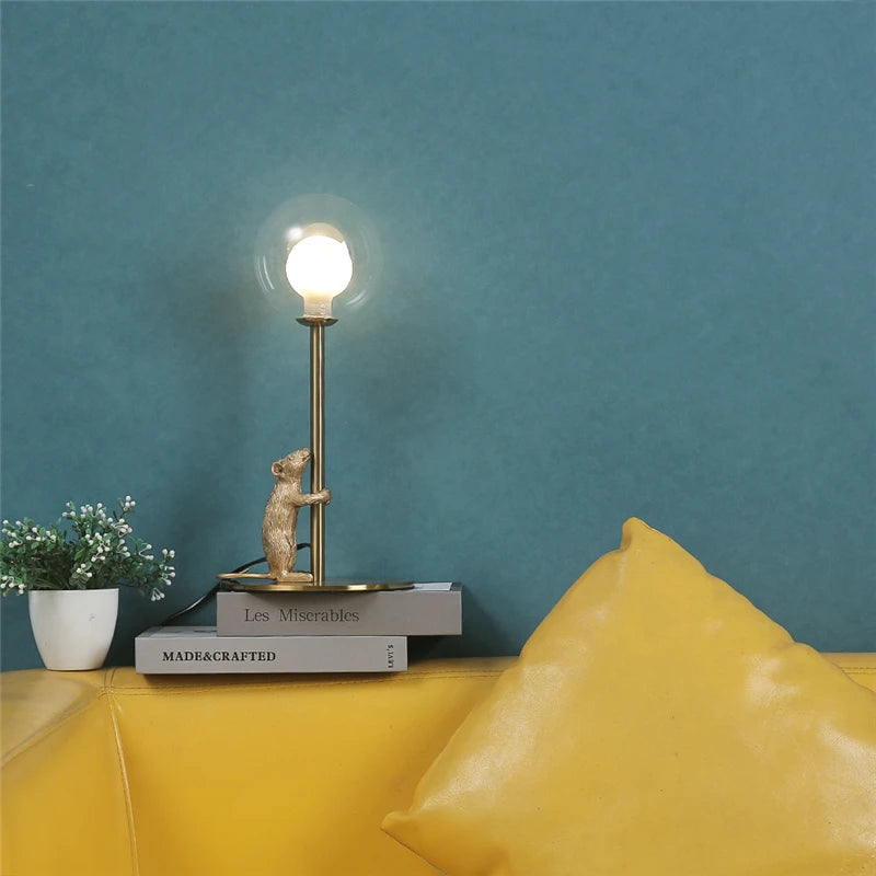 Luminária de Mesa Ratinho Resina LED – Decorativa para Casa e Presente