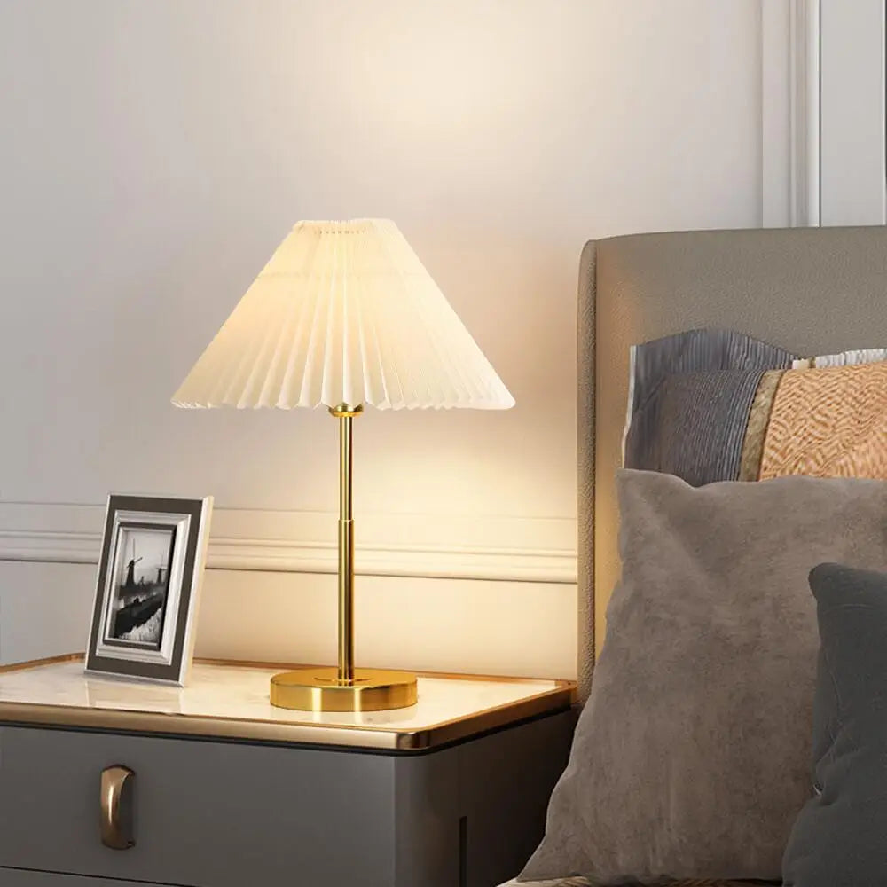 Abajur Metal Desk Lamp Light Luxo Estilo Vertical Bedside Decoration Black Table Lamp Pleated Fabric Lampshade Gold Lighting Fixture