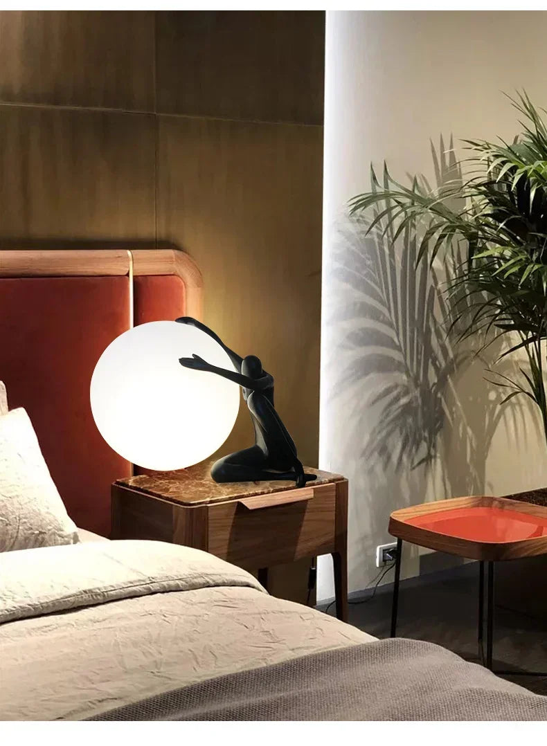 Luminárias de Mesa Modern Nordic Art Floor Lamp Abstract Decoration Of Human Figure Holding Ball Vertical Lamp Creative Figure Sculpture Decorative