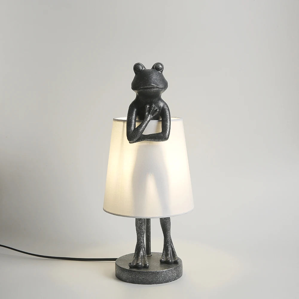 Luminária de Mesa Sapo LED Resina Retrô – Decorativa para Sala e Presente