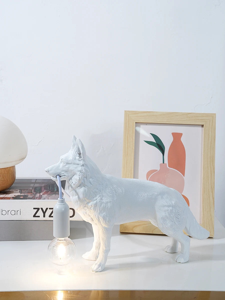 Luminária de Mesa Pastor Alemão Resina USB – Quarto Infantil e Decoração